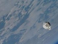 Le vaisseau spatial SpaceX Dragon Freedom transportant l'astronaute de la NASA Nick Hague et le cosmonaute de Roscosmos Aleksandr Gorbunov s'approche de la Station spatiale internationale à 260 miles au-dessus du parc provincial de Wabakimi en Ontario, au Canada. // Source : NASA 