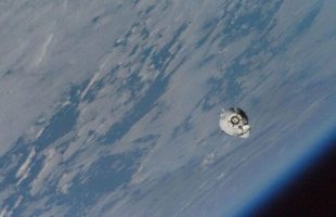 Le vaisseau spatial SpaceX Dragon Freedom transportant l'astronaute de la NASA Nick Hague et le cosmonaute de Roscosmos Aleksandr Gorbunov s'approche de la Station spatiale internationale à 260 miles au-dessus du parc provincial de Wabakimi en Ontario, au Canada. // Source : NASA 