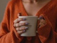 Matinée D'automne Douillette Avec Une Tasse à Café // Source : Pexels / Sena Aykut