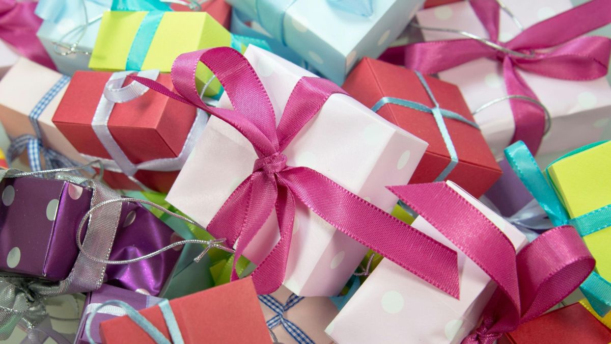 Coffrets cadeaux de couleurs assorties // Source : Pixabay