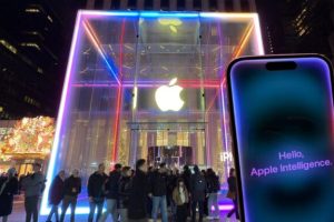 L'Apple Store de New York, aux couleurs d'Apple Intelligence et de l'iPhone 16. // Source : Numerama