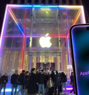 L'Apple Store de New York, aux couleurs d'Apple Intelligence et de l'iPhone 16. // Source : Numerama