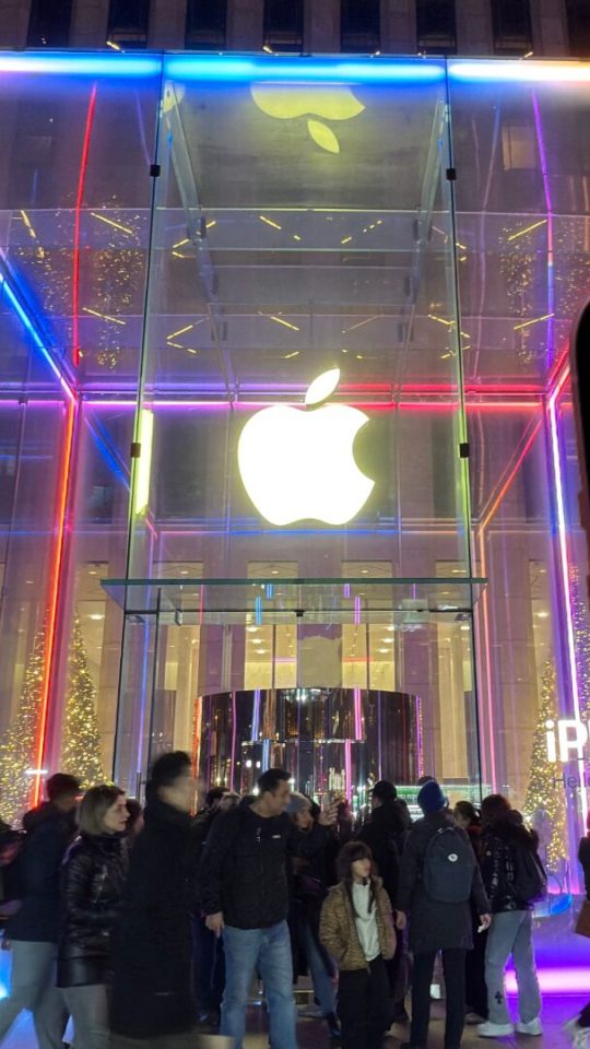 L'Apple Store de New York, aux couleurs d'Apple Intelligence et de l'iPhone 16. // Source : Numerama