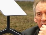 François Bayrou et une antenne Starlink. // Source : Alain Dolium (Montage Numerama)