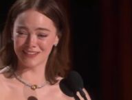 Emma Stone pleurant à la remise des Oscars  // Source : Capture écran Youtube: Canal + 