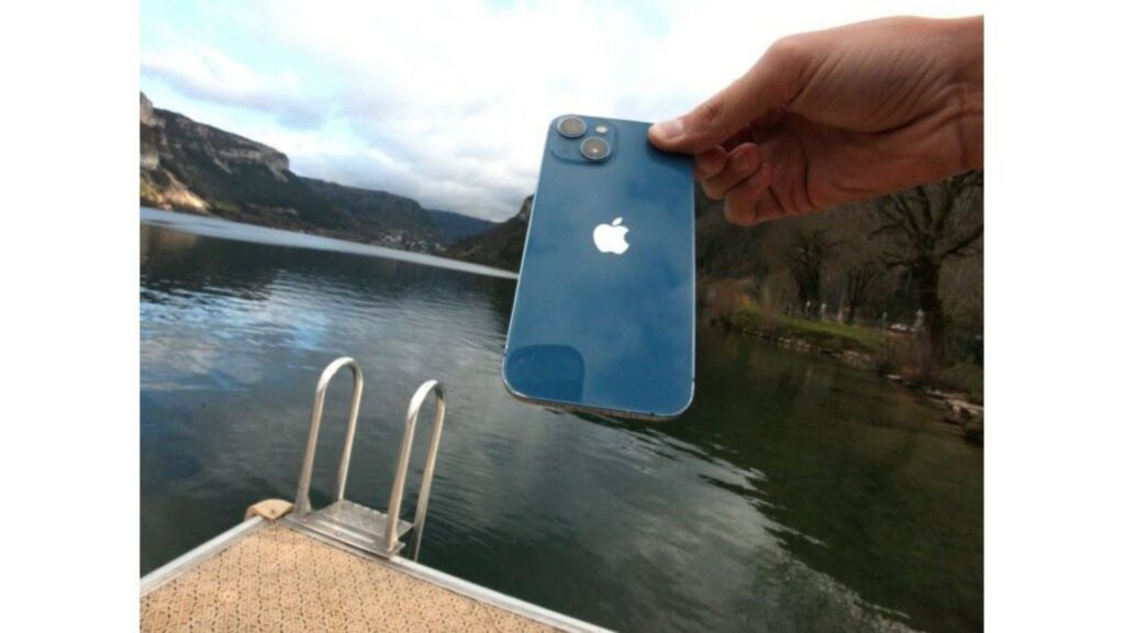 L'iPhone miraculé // Source : Antoine Delsart / Le Progrès