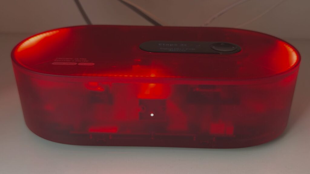 La Freebox Ultra rouge lors de son premier branchement.