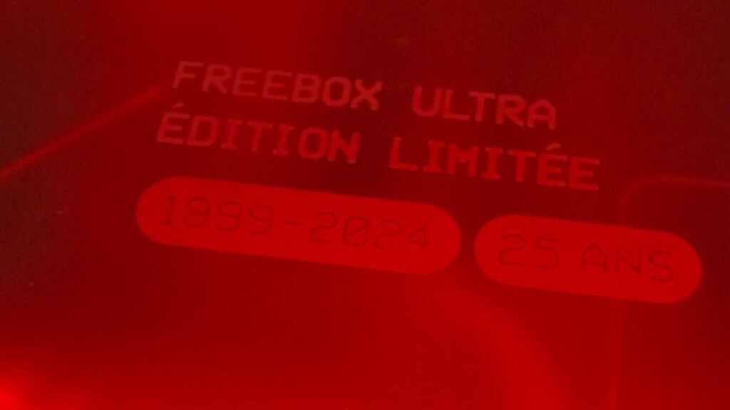 L'inscription spéciale 25 ans sur la Freebox Ultra rouge.