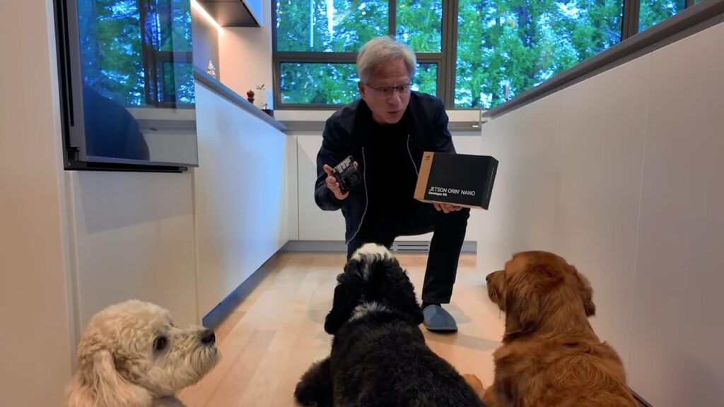 Jensen Huang expliquant ce qu'est ce petit PC à ses chiens // Source : Nvidia sur YouTube
