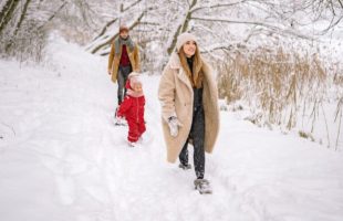 Famille dans la neige. // Source : Canva