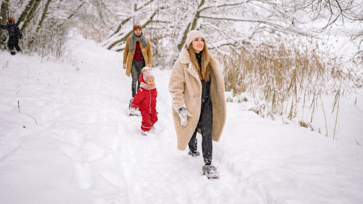 Famille dans la neige. // Source : Canva