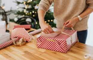 Papier cadeau. // Source : Canva