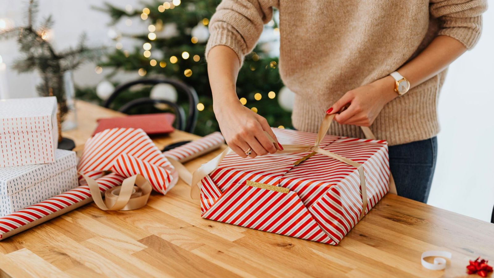 Plus de papier cadeau à la dernière minute ? Ces solutions de secours vont sauver votre Noël