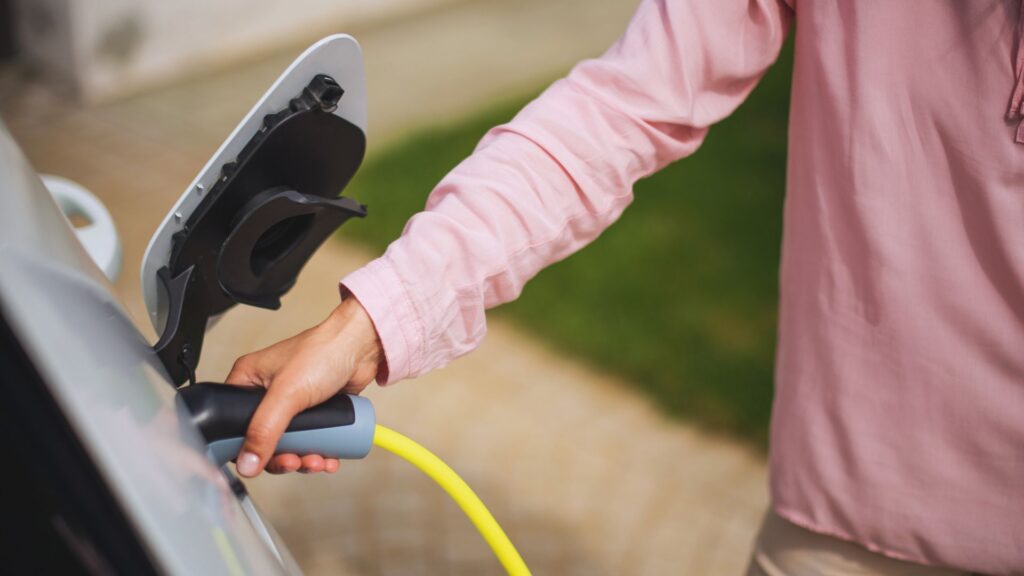 Les voitures électriques pourraient-elles être pénalisées par cette décision ? // Source : Canva (photo recadrée)