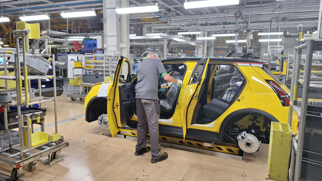 Dans l'usine de production de Renault 5 et Scénic // Source : DR