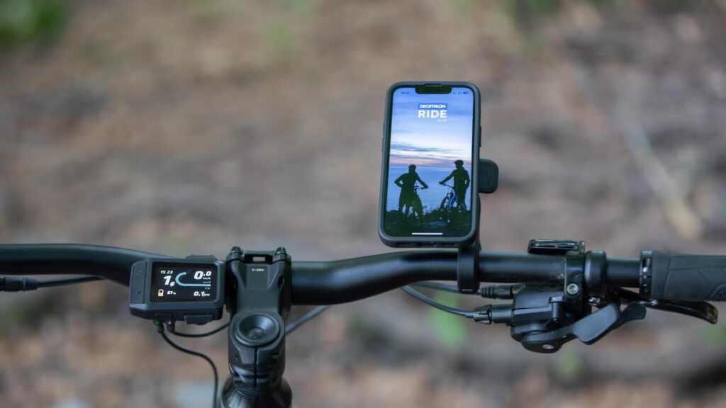 Le vélo s'accompagne d'un écran et d'une appli qui fournissent de nombreuses d'informations // Source : Décathlon