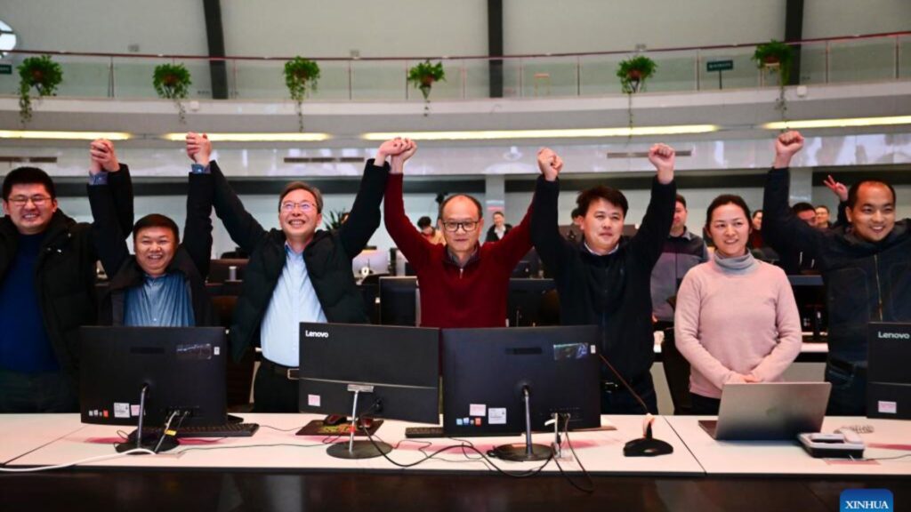 Gong Xianzu (4e G), chef de division de l'Experimental Advanced Superconducting Tokamak (EAST) Physics and Experimental Operations, et d'autres membres de l'équipe célèbrent le succès d'une expérience à Hefei // Source : Xinhua/Zhou Mu