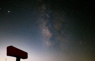 Photo de la Voie Lactée prise en Californie du Sud à environ 30 km de Lancaster // Source : NASA/Preston Dyches