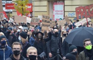 Manifestation en Pologne au sujet de l'avortement. // Source : Wikimédias (Silar)