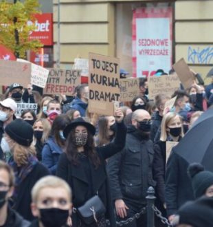 Manifestation en Pologne au sujet de l'avortement. // Source : Wikimédias (Silar)