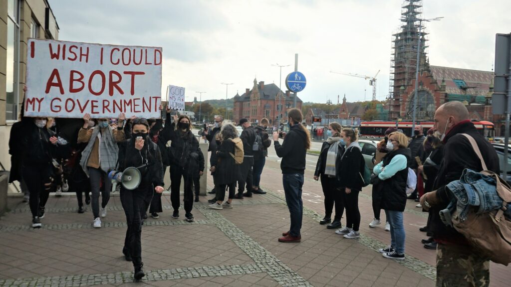 Manifestation à Gdańsk, en Pologne, en 2020, contre les lois freinant l'accès à l'avortement. // Source : Wikimédias (LukaszKatlewa)