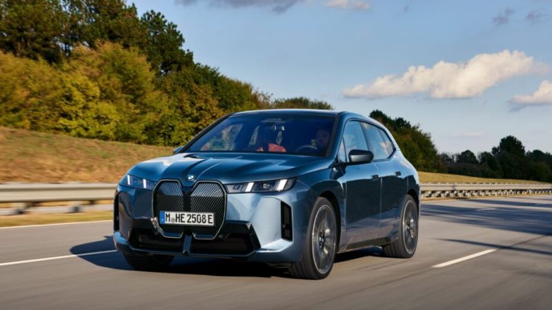 BMW offre plus d’autonomie et plus de puissance à son mastodonte électrique