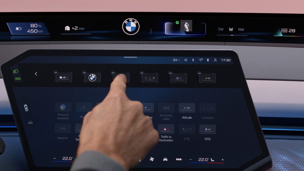 Il sera possible de configurer ses widgets d'un simple geste sur l'écran central. // Source : BMW