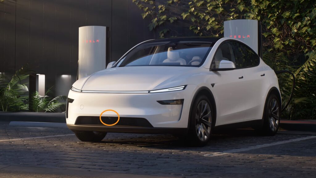 Une caméra sur le pare-choc avant du Model Y 2025 // Source : Tesla