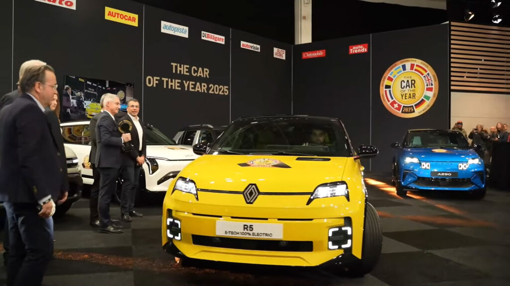 Renault 5 e-tech voiture de l'année 2025  // Source : capture live car of the year