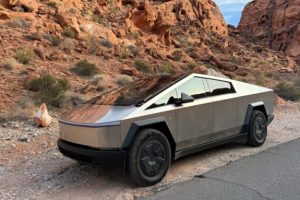 Le Tesla Cybertruck dans le désert de Death Valley. // Source : Numerama