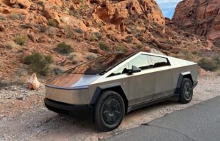 Le Tesla Cybertruck dans le désert de Death Valley. // Source : Numerama