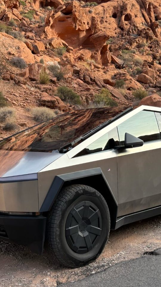 Le Tesla Cybertruck dans le désert de Death Valley. // Source : Numerama