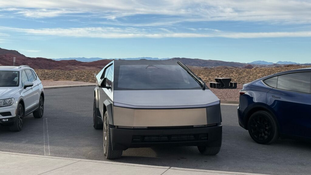 Les formes polygonales du Cybertruck sont très étranges, mais la voiture est beaucoup plus normale à l'intérieur. // Source : Numerama Les formes polygonales du Cybertruck sont très étranges, mais la voiture est beaucoup plus normale à l'intérieur. // Source : Numerama