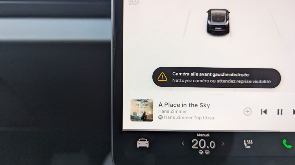 Alerte caméra obstruée sur Tesla // Source : Raphaelle Baut pour Numerama