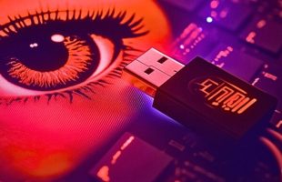 La Chine continue à espionner à travers des programmes diffusés par clé USB. // Source : Numerama avec Midjourney