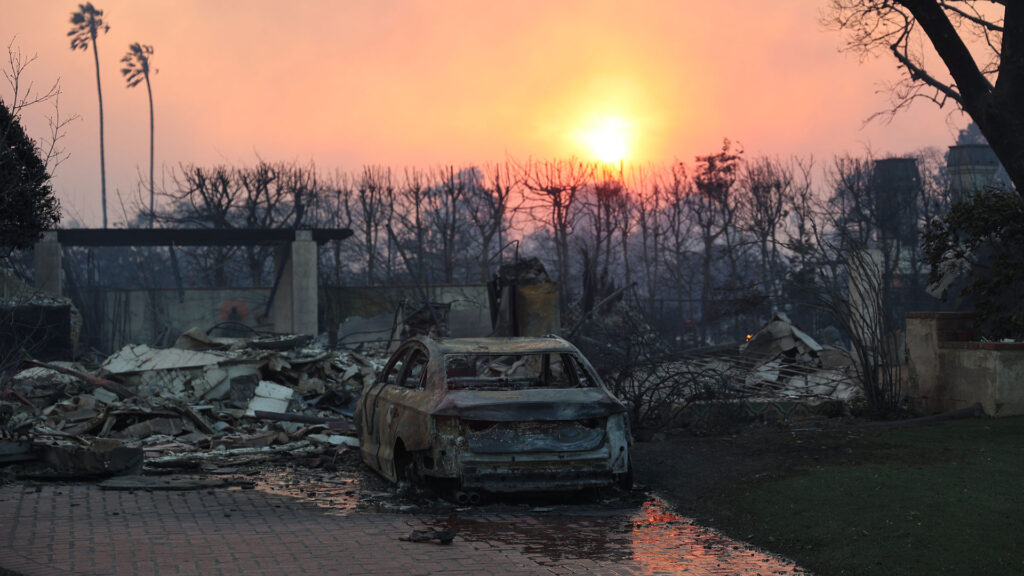 Les débris des incendies de Los Angeles nécessitent une grande attention des équipes de nettoyage // Source : CAL FIRE_Official