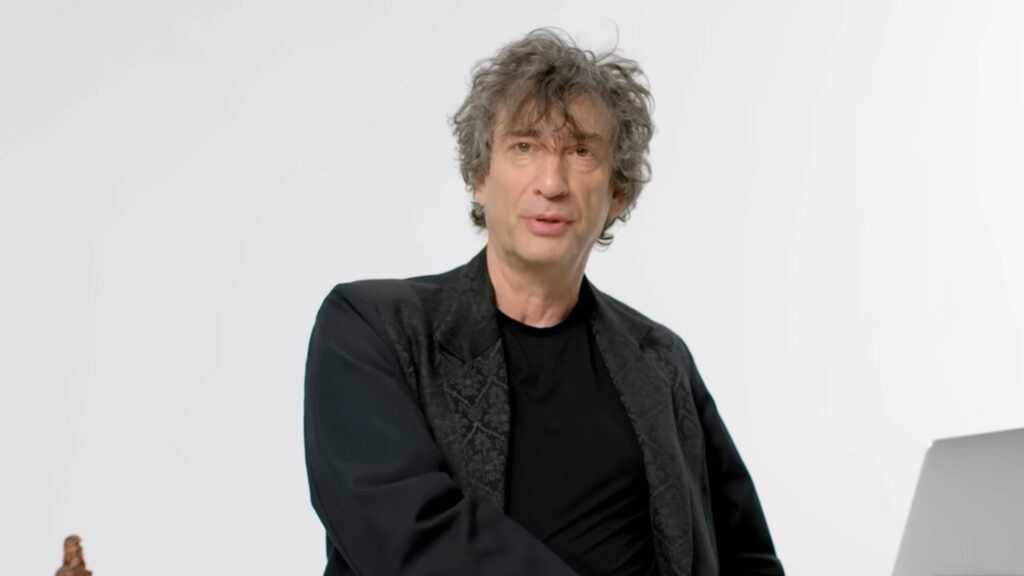 Neil Gaiman lors d'une interview pour WIRED, en août 2022 // Source : Capture d'écran Youtube