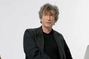 Neil Gaiman lors d'une interview pour WIRED, en août 2022 // Source : Capture d'écran Youtube