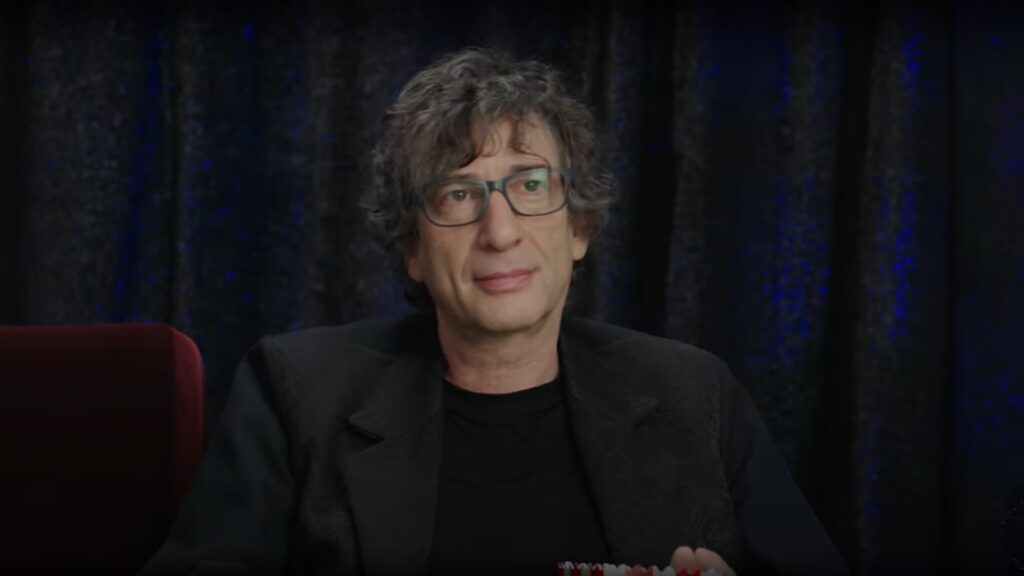 Neil Gaiman en 2022, lors d'une interview pour Vanity Fair // Source : Capture d'écran Youtube