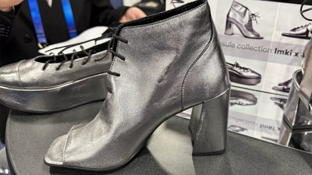 Cette botine imite le style des talons de J. Il n'y a pas eu besoin de modification spécifique. // Source : Numerama Cette botine imite le style des talons de J. Il n'y a pas eu besoin de modification spécifique. // Source : Numerama
