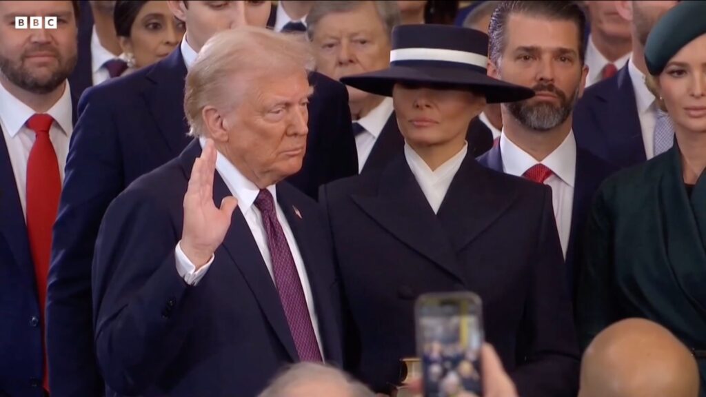 Trump en train de prêter serment lors de son investiture ce 20 janvier 2025. // Source : Image de la BBC