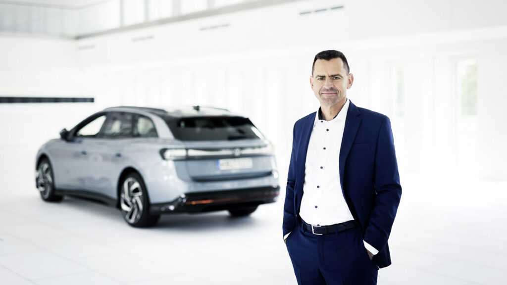 Martin Sander posant avec la Volkswagen ID.7 Tourer // Source : Volkswagen