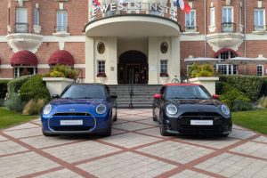 Deux finitions pour deux looks différents de la Mini Cooper SE // Source : Raphaelle Baut pour Numerama