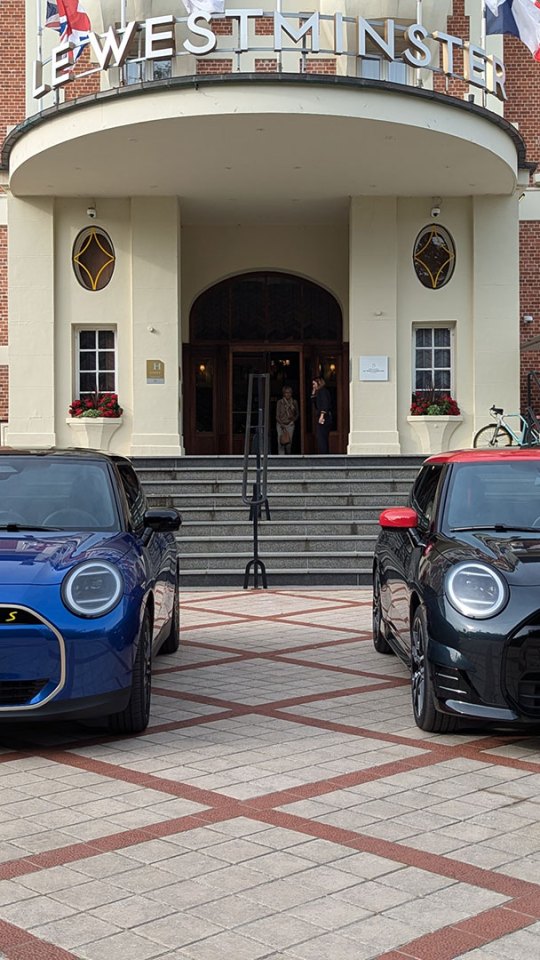 Deux finitions pour deux looks différents de la Mini Cooper SE // Source : Raphaelle Baut pour Numerama