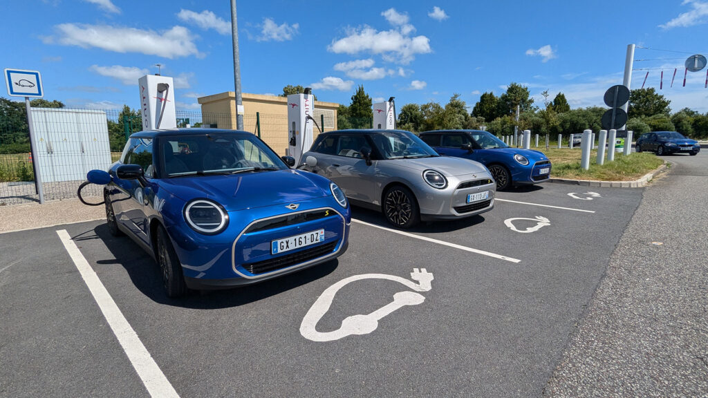 Recharge rapide de la Mini Cooper SE // Source : Raphaelle Baut pour Numerama