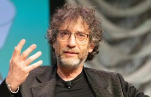 Neil Gaiman en 2019 // Source : nrkbeta/wikimédias