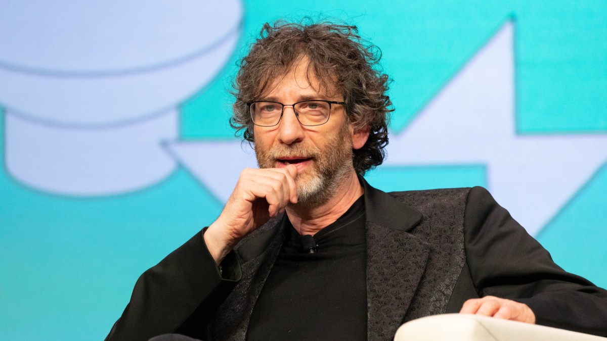 Neil Gaiman en 2019 // Source : Ståle Grut / NRK Beta