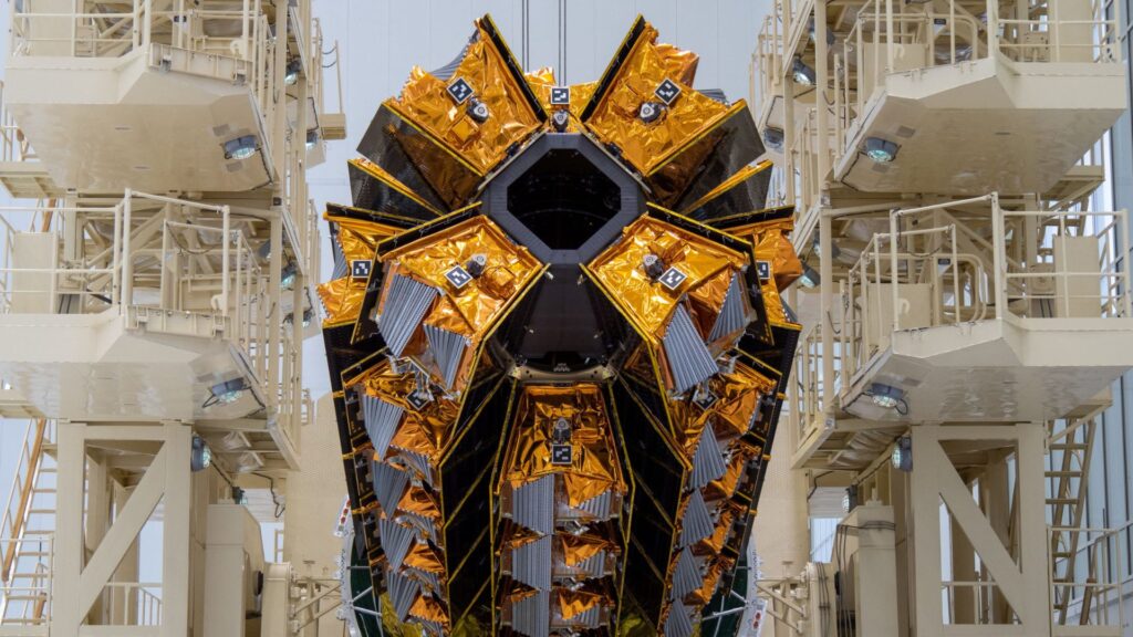 Satellites OneWeb install&eacute;s &agrave; bord d'une fus&eacute;e de SpaxeX. // Source : Flickr/CC/Eutelsat Group (photo recadr&eacute;e)