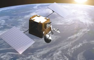 Vue d'artiste d'un satellite OneWeb. // Source : Flickr/CC/Eutelsat Group (photo recadrée)