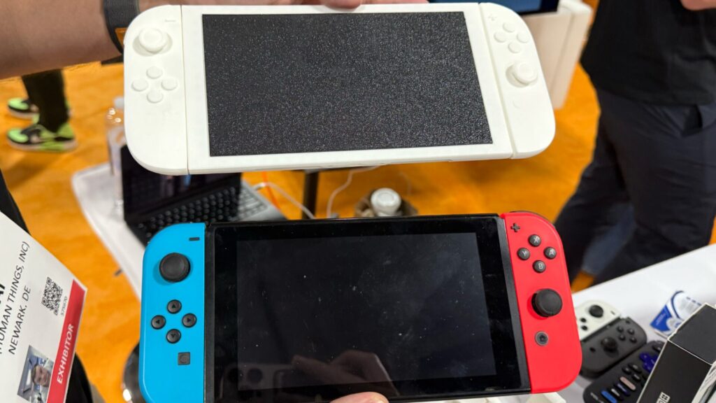 Une maquette de la Switch 2 à côté d'une Switch 1.